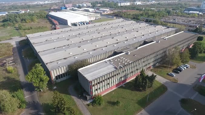 Pogled iz vazduha na fabrički kompleks i upravnu zgradu